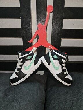 Jordan 1 Mid 'Green Glow' (TD) - Wht/Blk/Green Glow - Sz 7C (DQ8425-103)